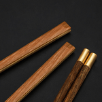 Elegante Edelstahlbestecksets mit Holzgriffen