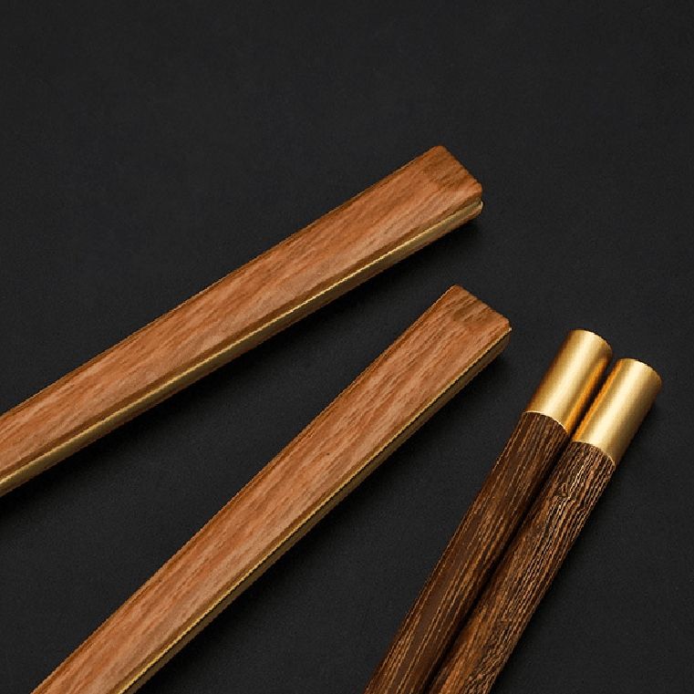 Elegante Edelstahlbestecksets mit Holzgriffen