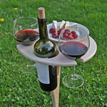 Eleganter Outdoor-Weintisch mit Halterungen für Gläser und Flaschen
