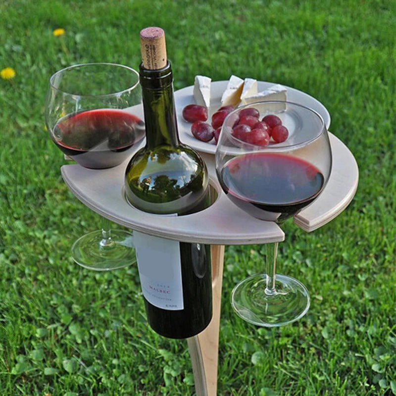 Eleganter Outdoor-Weintisch mit Halterungen für Gläser und Flaschen