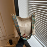 Stylish shoulder bag with practical zipper