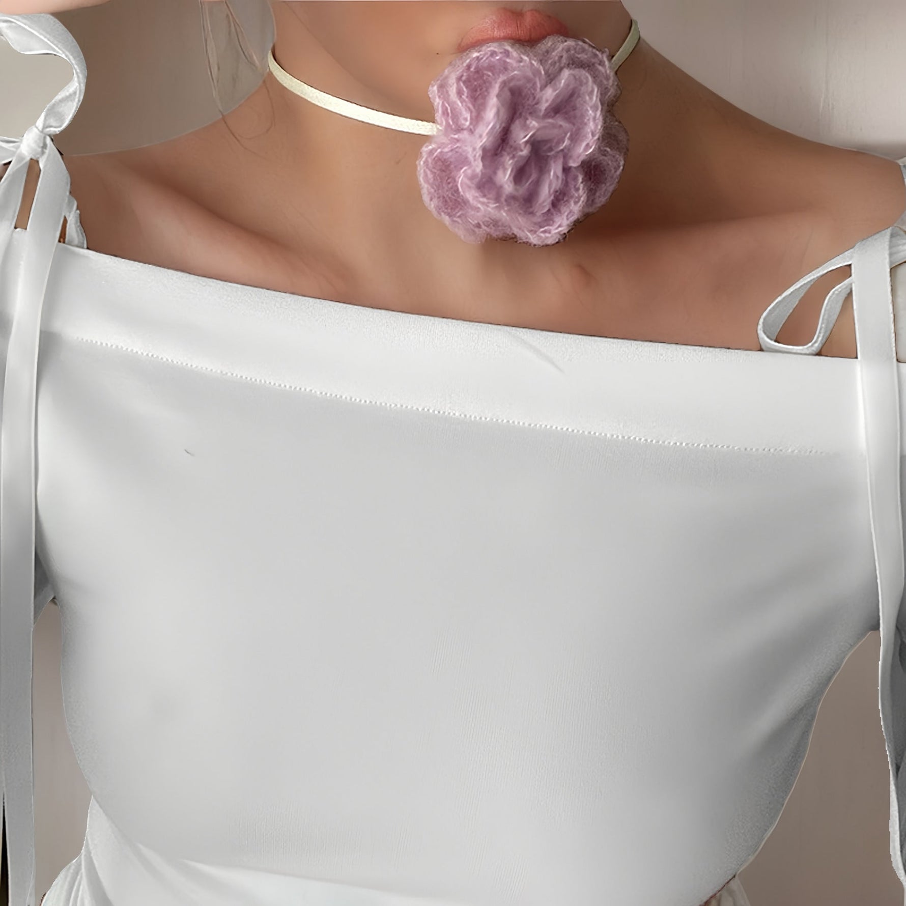 Eleganter Choker mit floralen Akzenten und Satinband