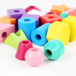 Holzspielzeug zur Förderung von Farben und Formen im Montessori-Stil
