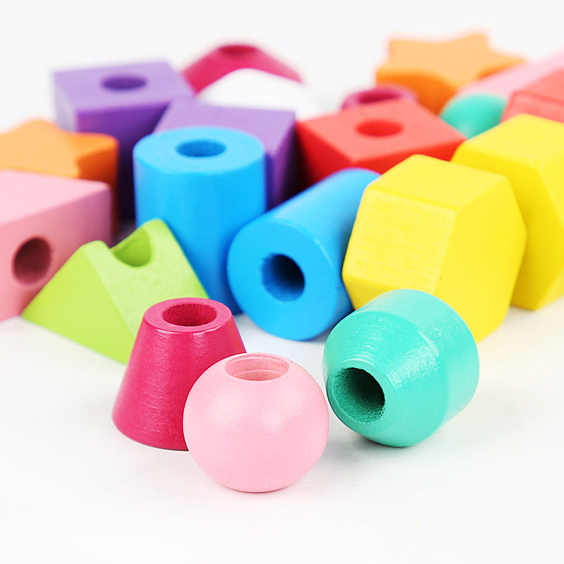 Holzspielzeug zur Förderung von Farben und Formen im Montessori-Stil