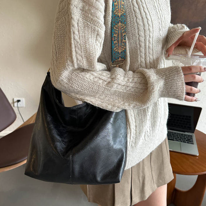 Stylish shoulder bag with practical zipper
