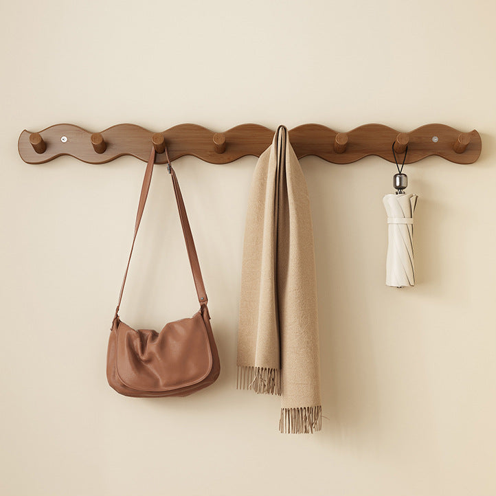 Elegante Wandgarderobe aus Naturholz für Ihren Flur