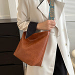 Stylish shoulder bag with practical zipper