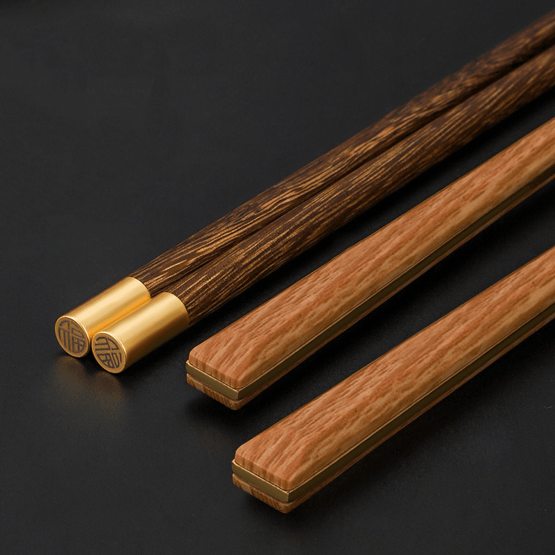 Elegante Edelstahlbestecksets mit Holzgriffen