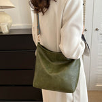 Stylish shoulder bag with practical zipper