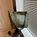 Stylish shoulder bag with practical zipper