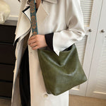 Stylish shoulder bag with practical zipper