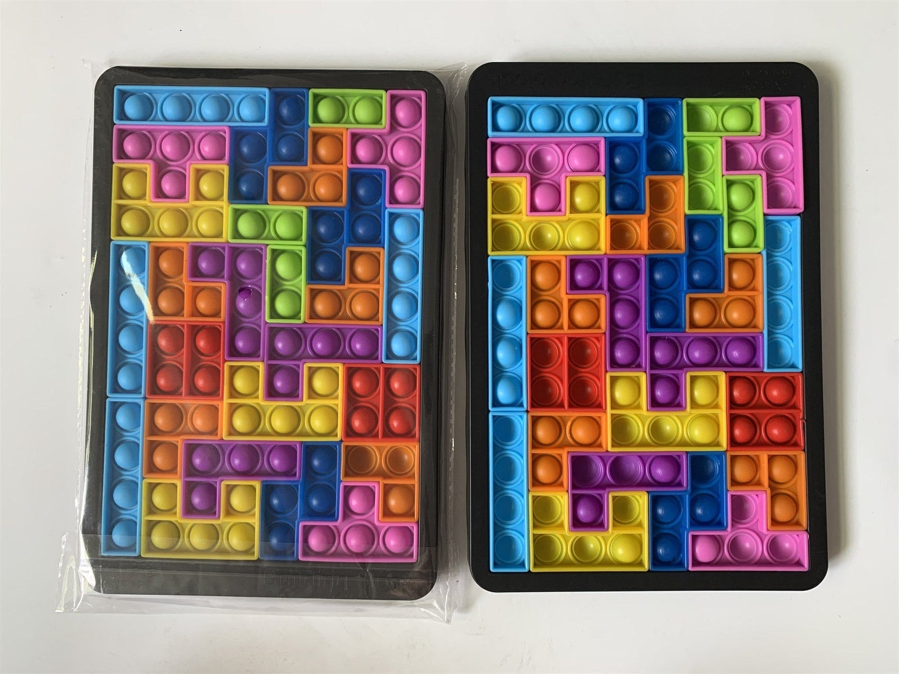 Kinderspiel mit bunten Tetris-Teilen
