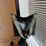 Stylish shoulder bag with practical zipper