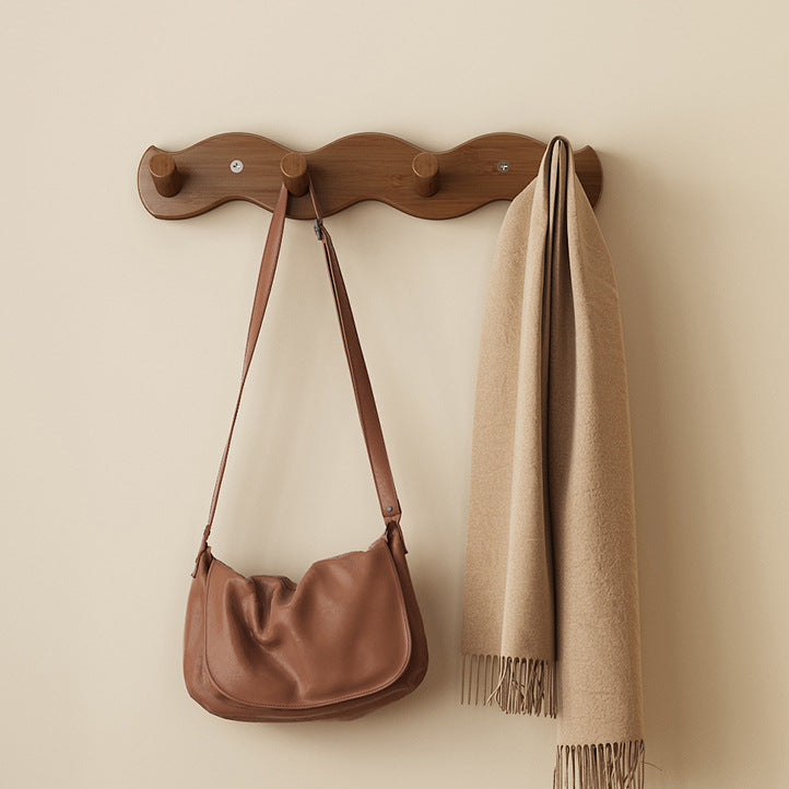 Elegante Wandgarderobe aus Naturholz für Ihren Flur