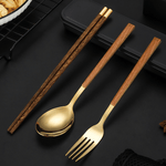Elegante Edelstahlbestecksets mit Holzgriffen