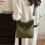 Stylish shoulder bag with practical zipper