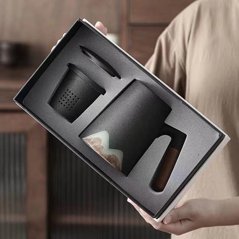 Naturinspirierte Teetasse aus Keramik mit integriertem Filter