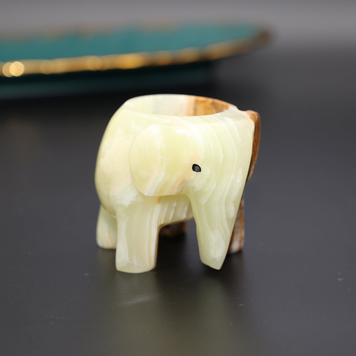 Elegant elephant-shaped tealight holder – Stylish home accessory