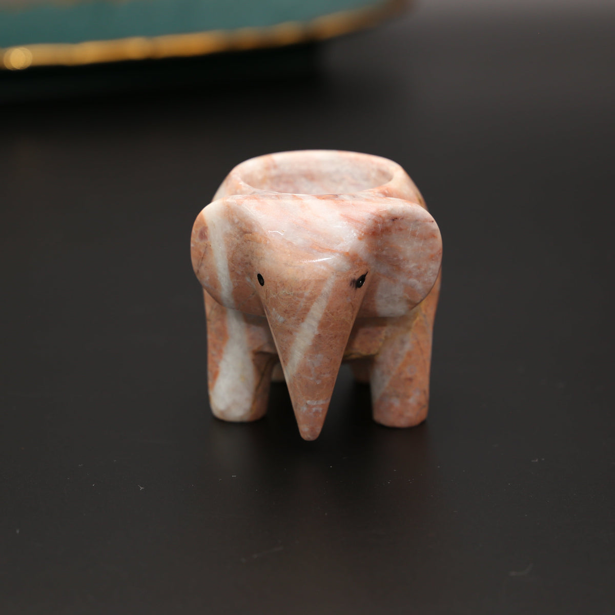 Elegant elephant-shaped tealight holder – Stylish home accessory