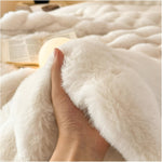 Flauschige Reise-Decke aus Kunstfell – Weiche und waschbare Fleece-Decke