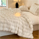 Flauschige Reise-Decke aus Kunstfell – Weiche und waschbare Fleece-Decke