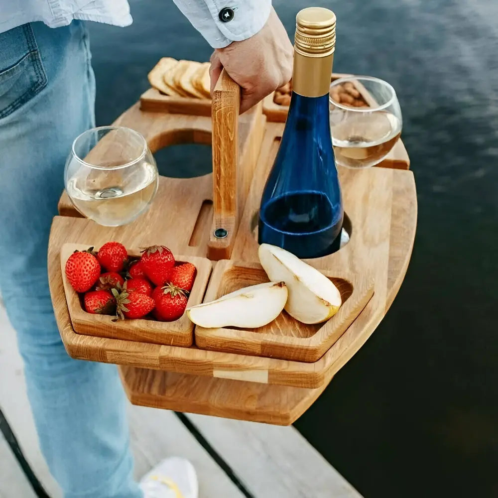 Praktischer Picknicktisch mit Halterungen für Getränke und Snacks