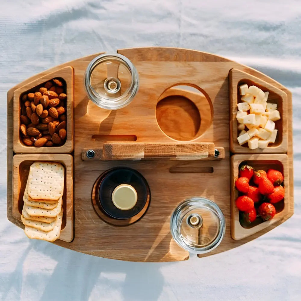 Praktischer Picknicktisch mit Halterungen für Getränke und Snacks