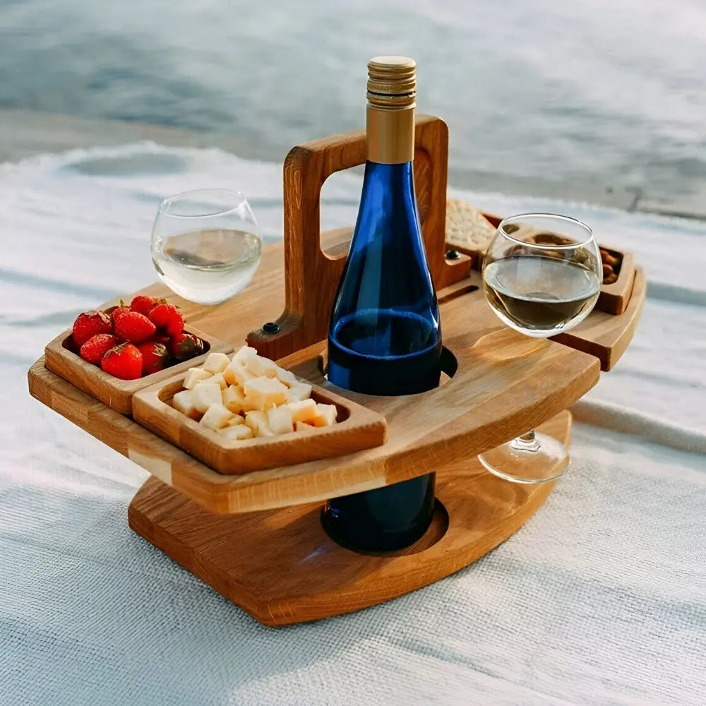 Praktischer Picknicktisch mit Halterungen für Getränke und Snacks