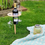 Praktischer Outdoor-Tisch für Wein und Snacks