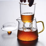 Elegante Glasteekanne mit integriertem Teefilter