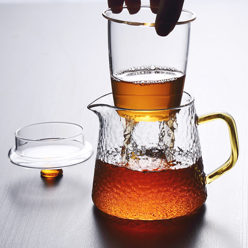 Elegante Glasteekanne mit integriertem Teefilter