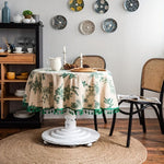 Elegante Tischdecke mit Tannenzapfen-Muster in sanftem Grün