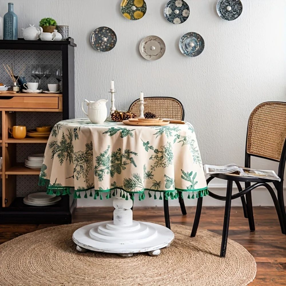 Elegante Tischdecke mit Tannenzapfen-Muster in sanftem Grün
