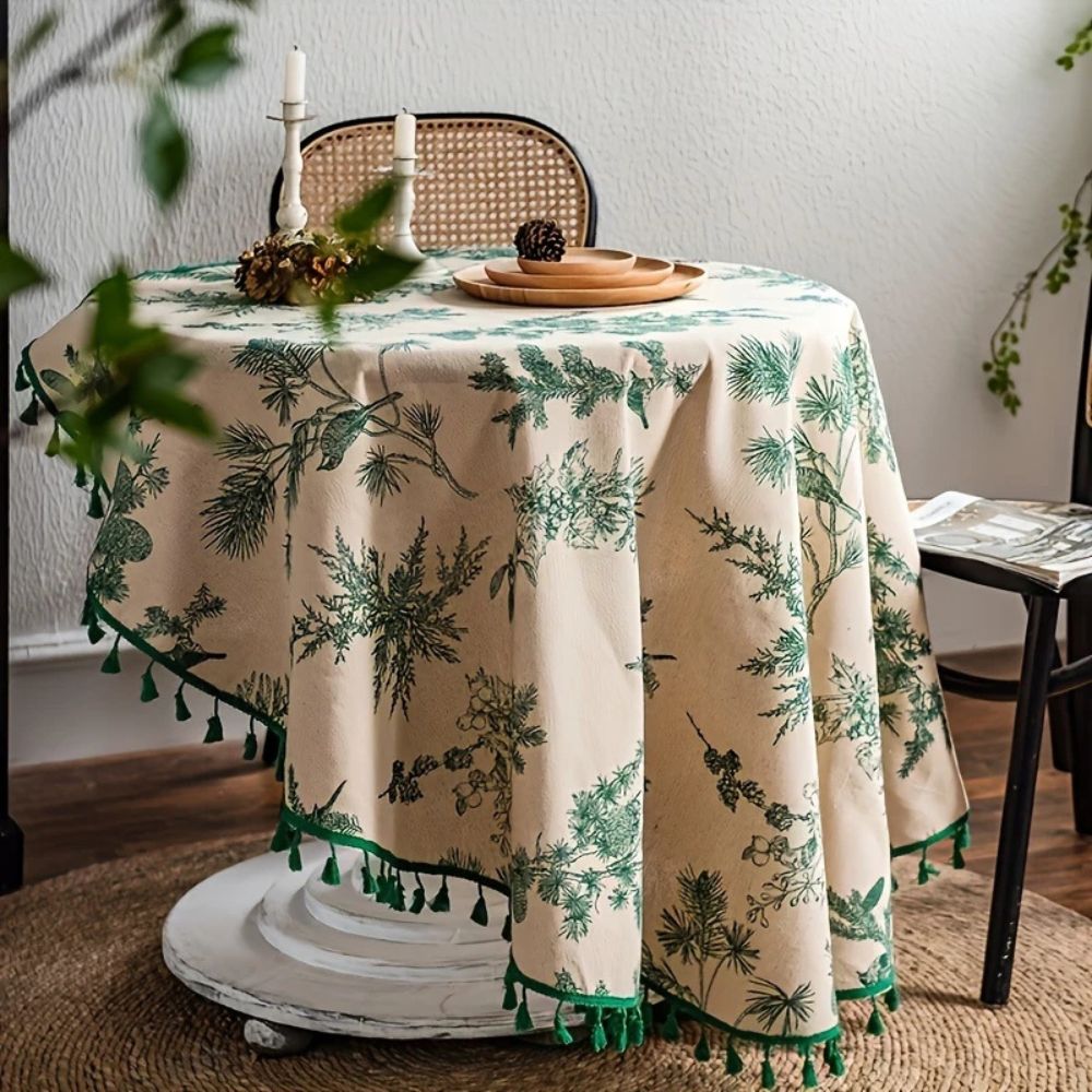 Elegante Tischdecke mit Tannenzapfen-Muster in sanftem Grün