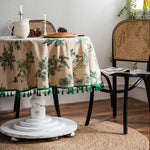Elegante Tischdecke mit Tannenzapfen-Muster in sanftem Grün