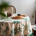 Elegante Tischdecke mit Tannenzapfen-Muster in sanftem Grün