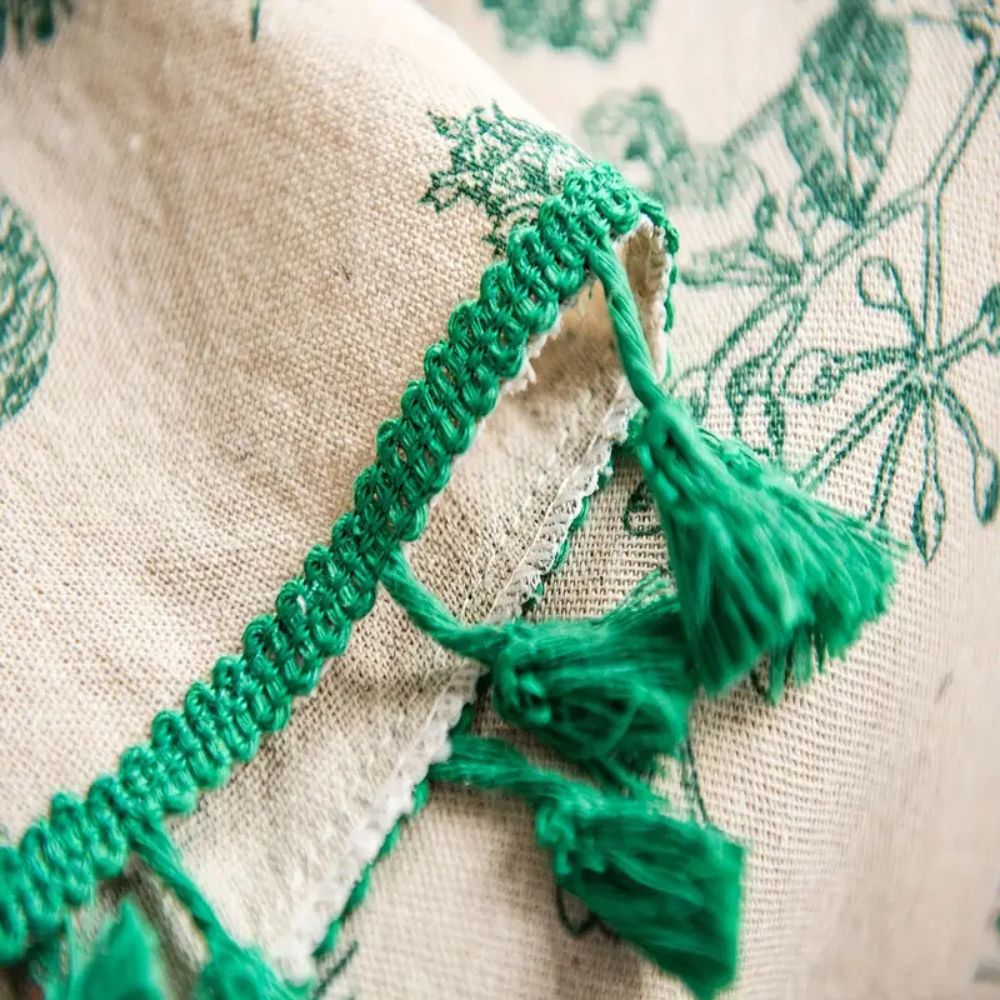 Elegante Tischdecke mit Tannenzapfen-Muster in sanftem Grün