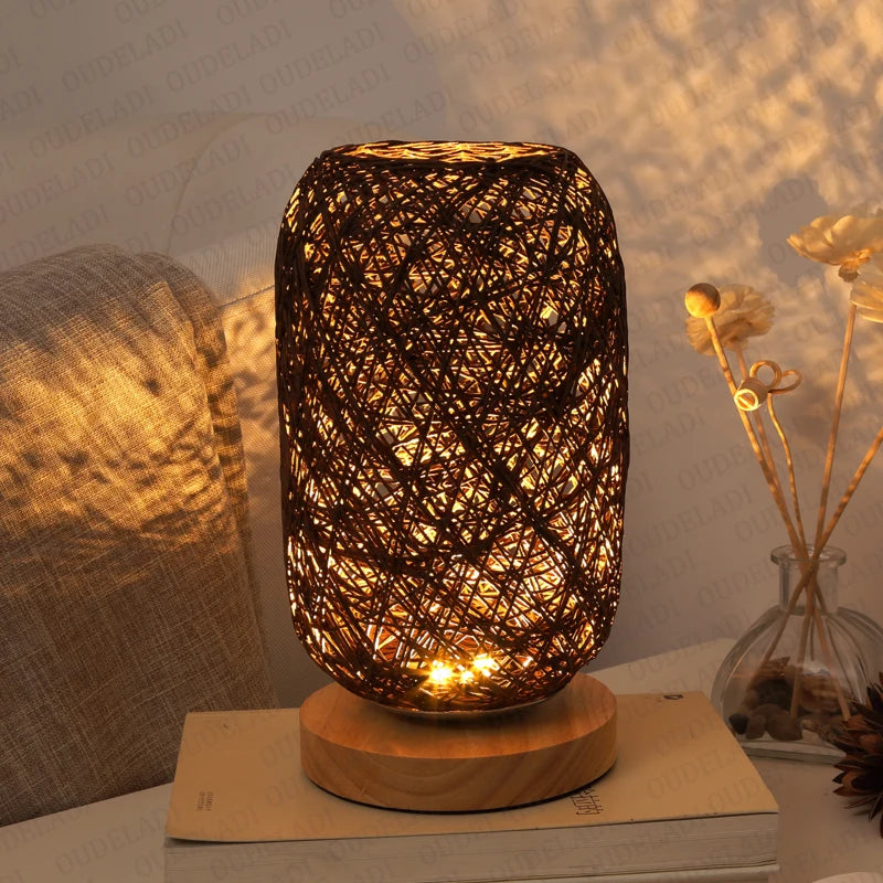 Natürliche Rattan Nachttischlampe mit Holzfuß – Handgefertigtes Design für gemütliche Räume