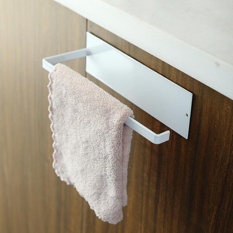 Praktischer Papierhandtuchspender für eine aufgeräumte Küche