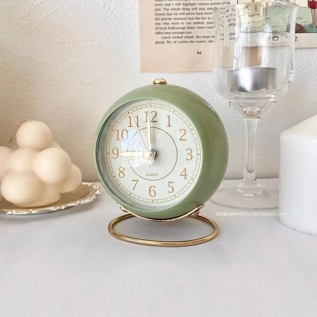 Eleganter Retro-Wecker mit Goldakzenten für stilvolle Morgen