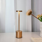 Elegante Schreibtischlampe mit kabelloser Ladestation