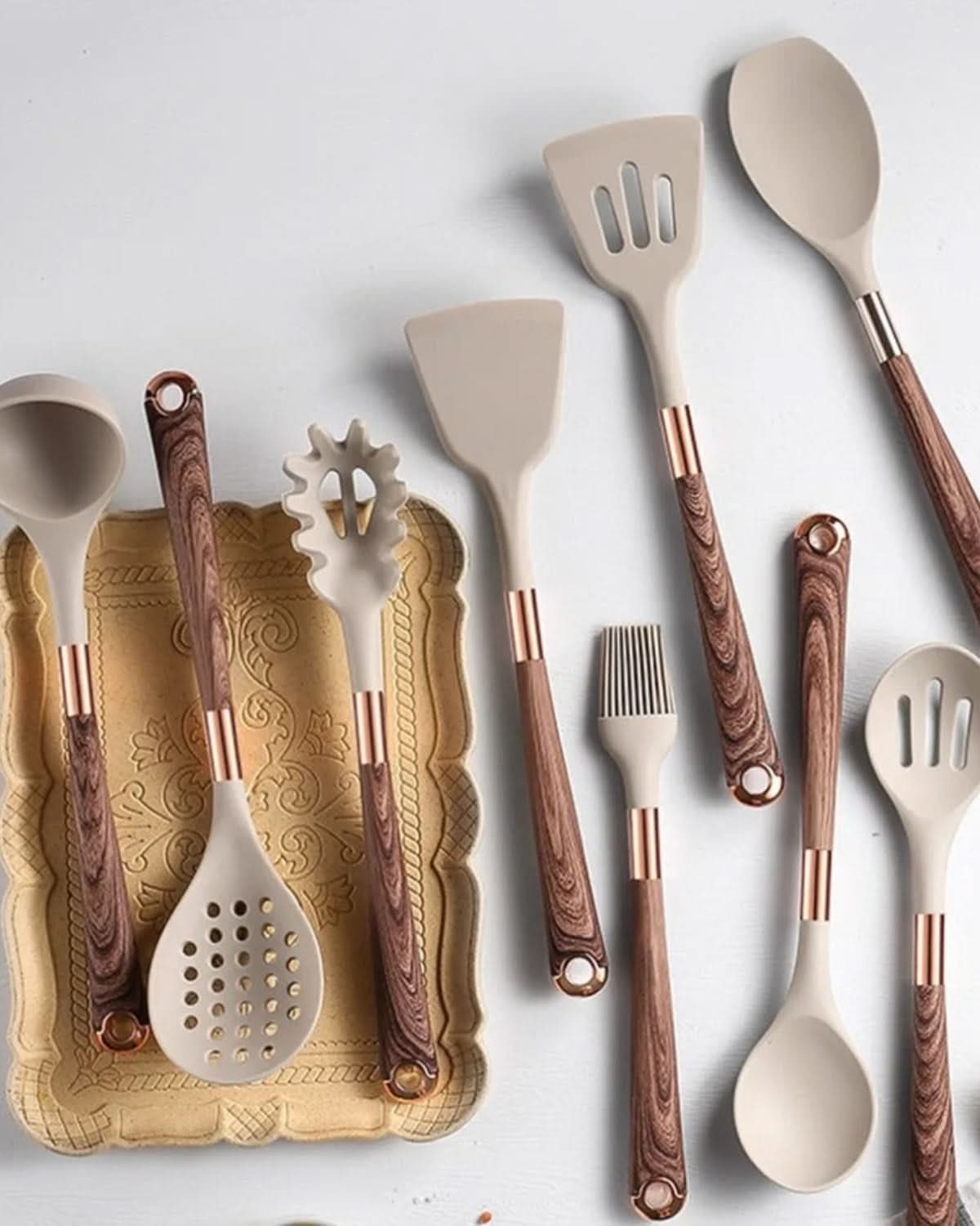 Practical 10-piece kitchen utensil set with silicone and stainless steel