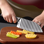 Elegantes Küchenmesser mit Holzgriff und Rillen-Design