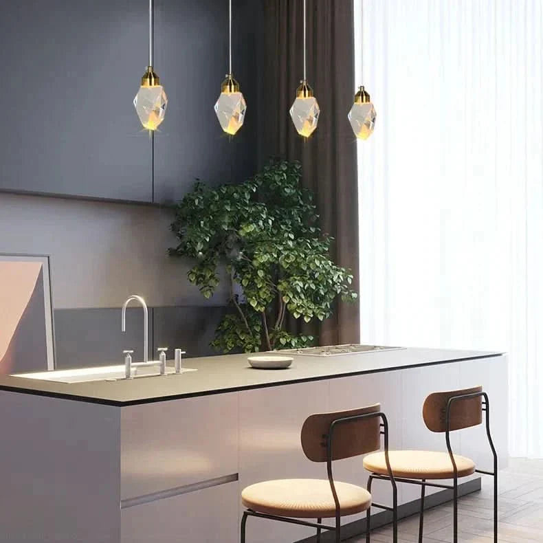 Elegante LED-Hängelampe mit facettiertem Kristallschirm