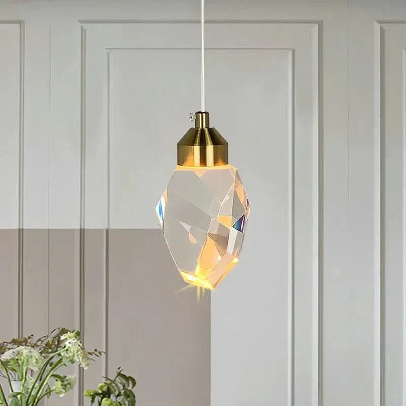 Elegante LED-Hängelampe mit facettiertem Kristallschirm