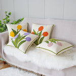 Floraler Kissenbezug mit lebhaften Tulpenmotiven