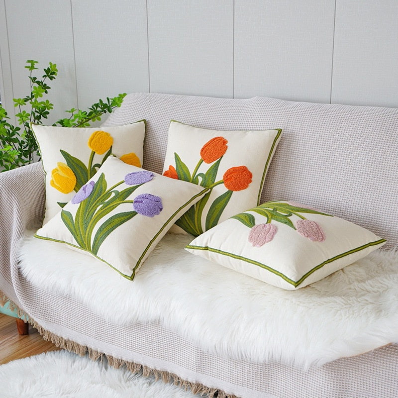 Floraler Kissenbezug mit lebhaften Tulpenmotiven