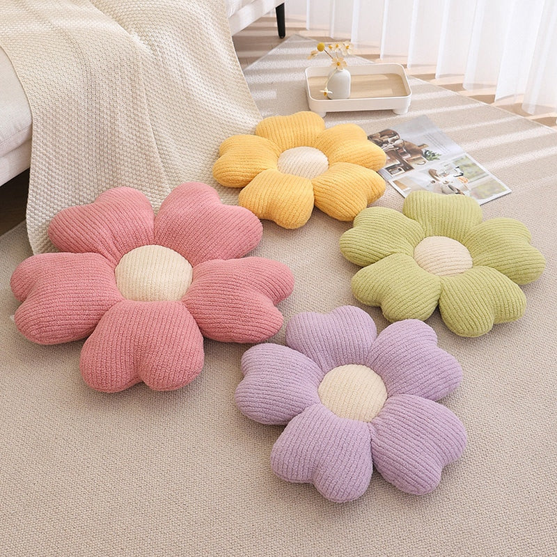 Plüschiges Kissen mit Kleeblattblüten