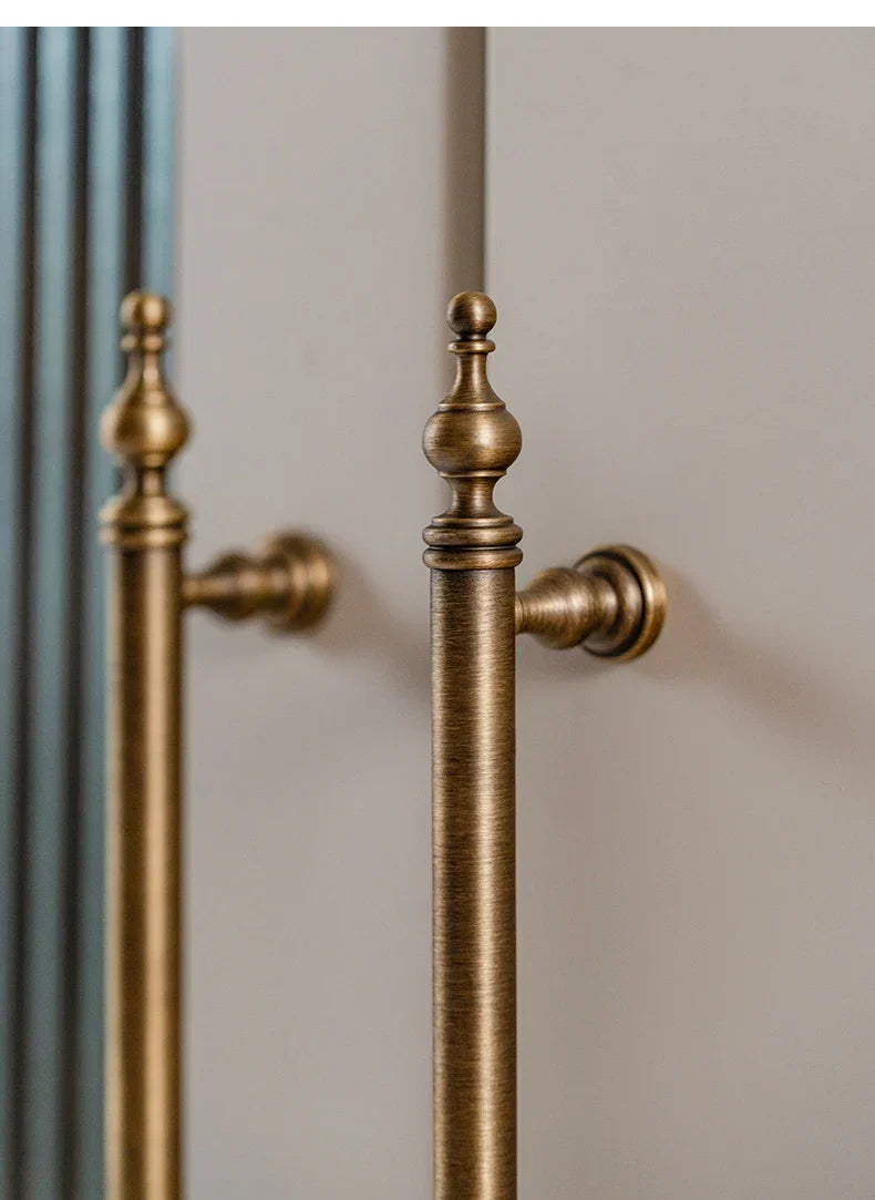 Eleganter T-Bar Möbelgriff aus massivem Messing im Antiklook