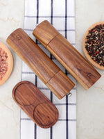Elegantes Set aus Holz für Pfeffer- und Salzmühlen mit Tablett